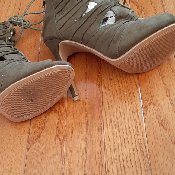 🥳🥳SOLD🥳🥳Olive ankle bootie - Picture 4 of 4